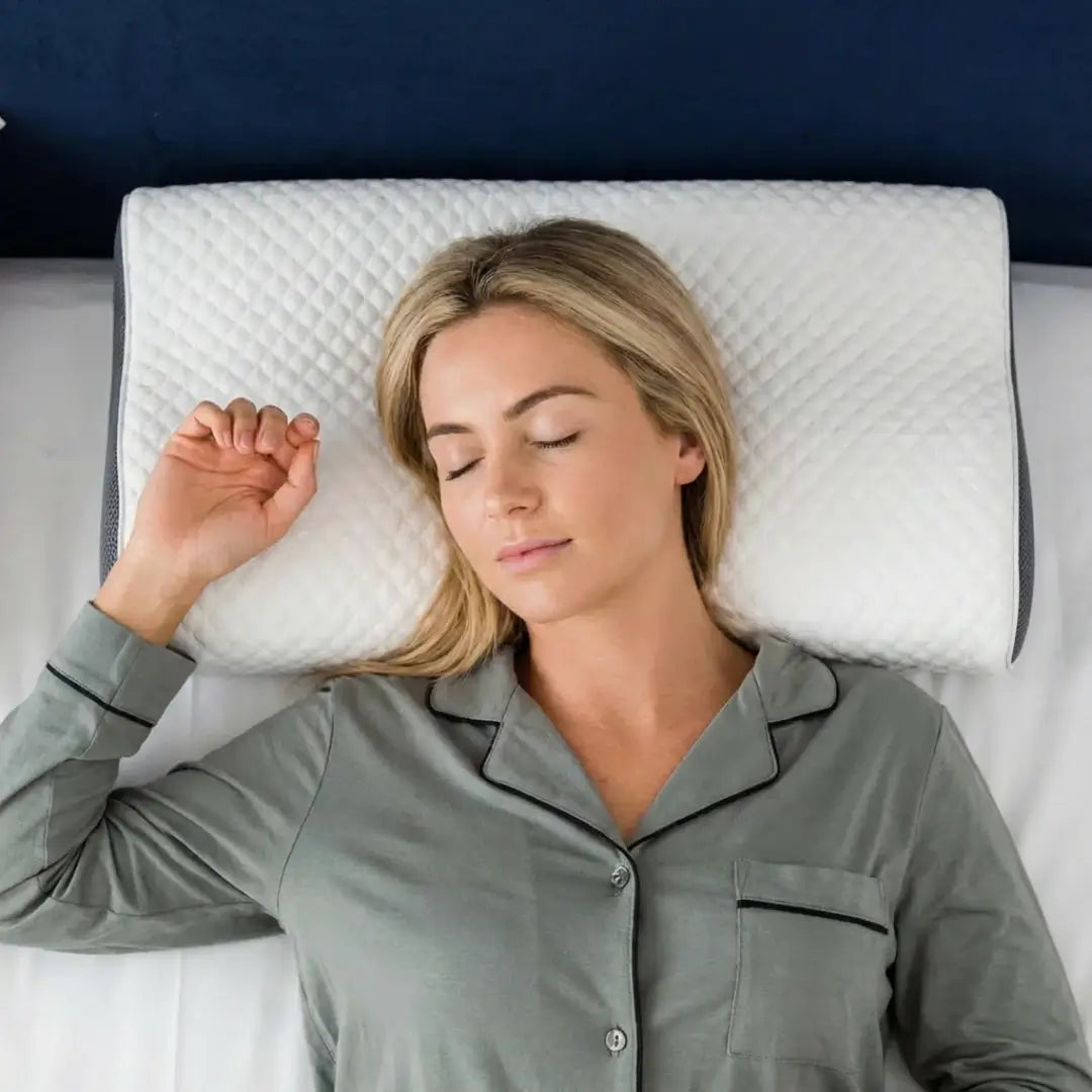 Kvinna som sover djupt på HappySleep ergonomiska kudde